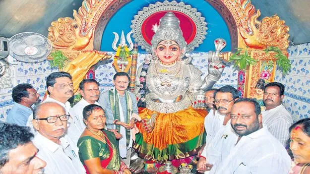మాడుగుల మోదకొండమ్మకు నూతన ఆభరణాలు