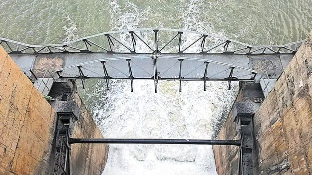 జూరాల ప్రాజెక్టులో వరద నీటి వృథా