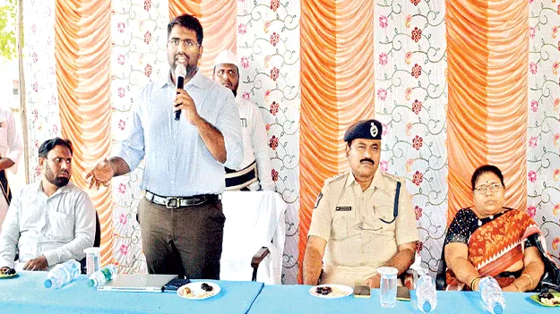  మాట్లాడుతున్న ఆదోని సబ్‌ కలెక్టర్‌ మౌర్య భరద్వాజ్‌