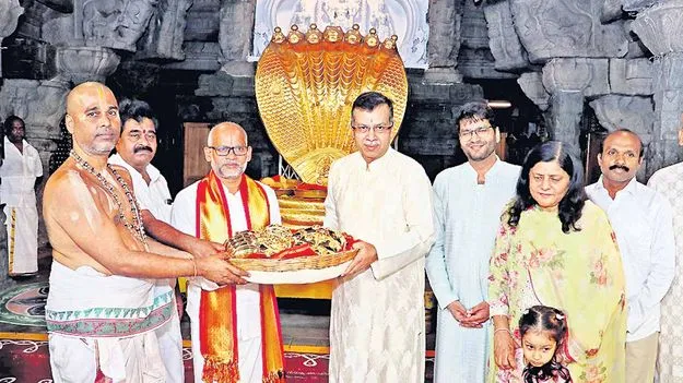 Tirumala donation: శ్రీవారికి రూ.3.63 కోట్ల విలువైన  బంగారు కటి వరద హస్తాలు విరాళం