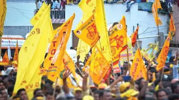Pulivendula dispute: టీడీపీ జెండాలు ఫ్లెక్సీల తొలగింపు..