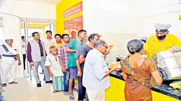 NTR District: అన్న క్యాంటీన్‌లో కలెక్టర్‌ అల్పాహారం