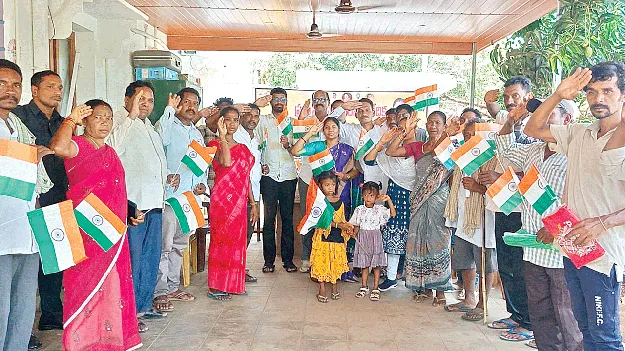 త్రివిధ దళాల పోరాటానికి సెల్యూట్