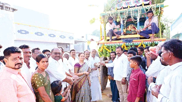 వైభవంగా వేంకటేశ్వరస్వామి రథోత్సవం 