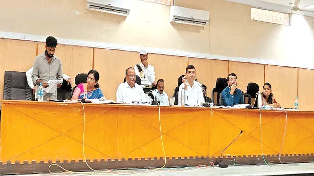 రెవెన్యూ సమస్యలు పరిష్కరించండి: కలెక్టర్‌ 