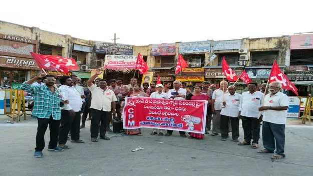 గ్యాస్ సిలిండర్లపై పెంచిన రూ.50 తగ్గించాలి