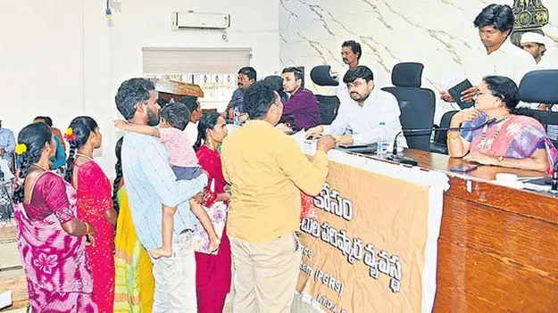 పీజీఆర్ఎస్లో 55 వినతులు