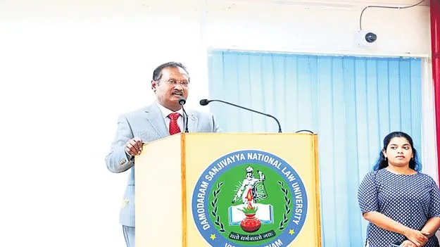 విద్యార్థి దశలోనే చట్టాలను అధ్యయనం చేయాలి