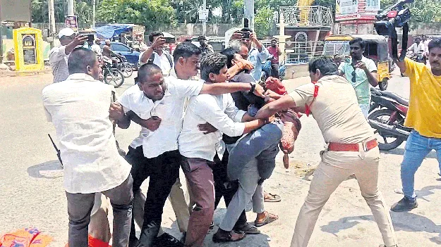 ఏబీవీపీ నిరసనలో స్వల్ప ఉద్రిక్తత