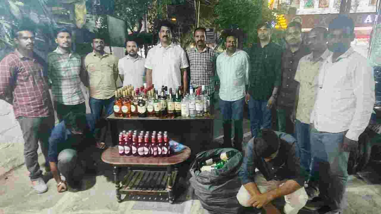 హైదరాబాద్లో మద్యం కల్తీ చేస్తున్న ముఠా అరెస్ట్