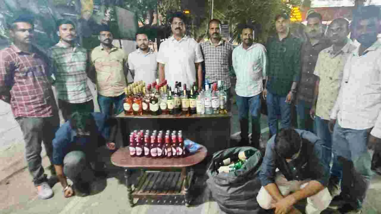 హైదరాబాద్లో మద్యం కల్తీ చేస్తున్న ముఠా అరెస్ట్