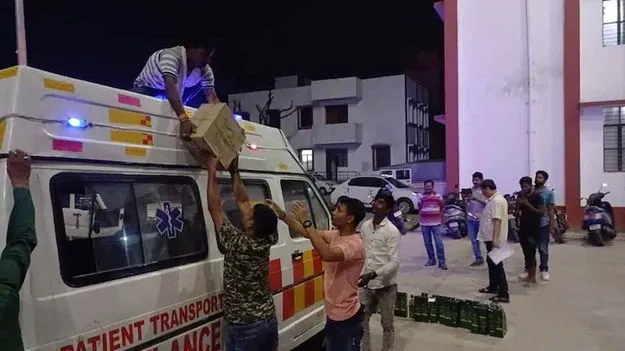 Ambulance: అంబులెన్స్‌లో ఏం తరలిస్తున్నారో తెలిస్తే.. షాక్ అవాక్కవాల్సిందే..