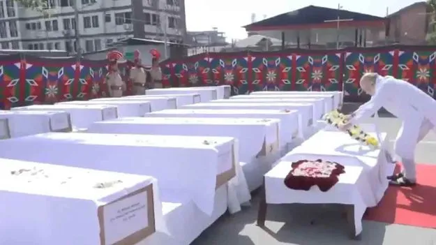 Pahalgam Terror Attack: మృతులకు అమిత్ షా ఘన నివాళి.. హెల్ప్‌ లైన్ నెంబర్లు విడుదల..