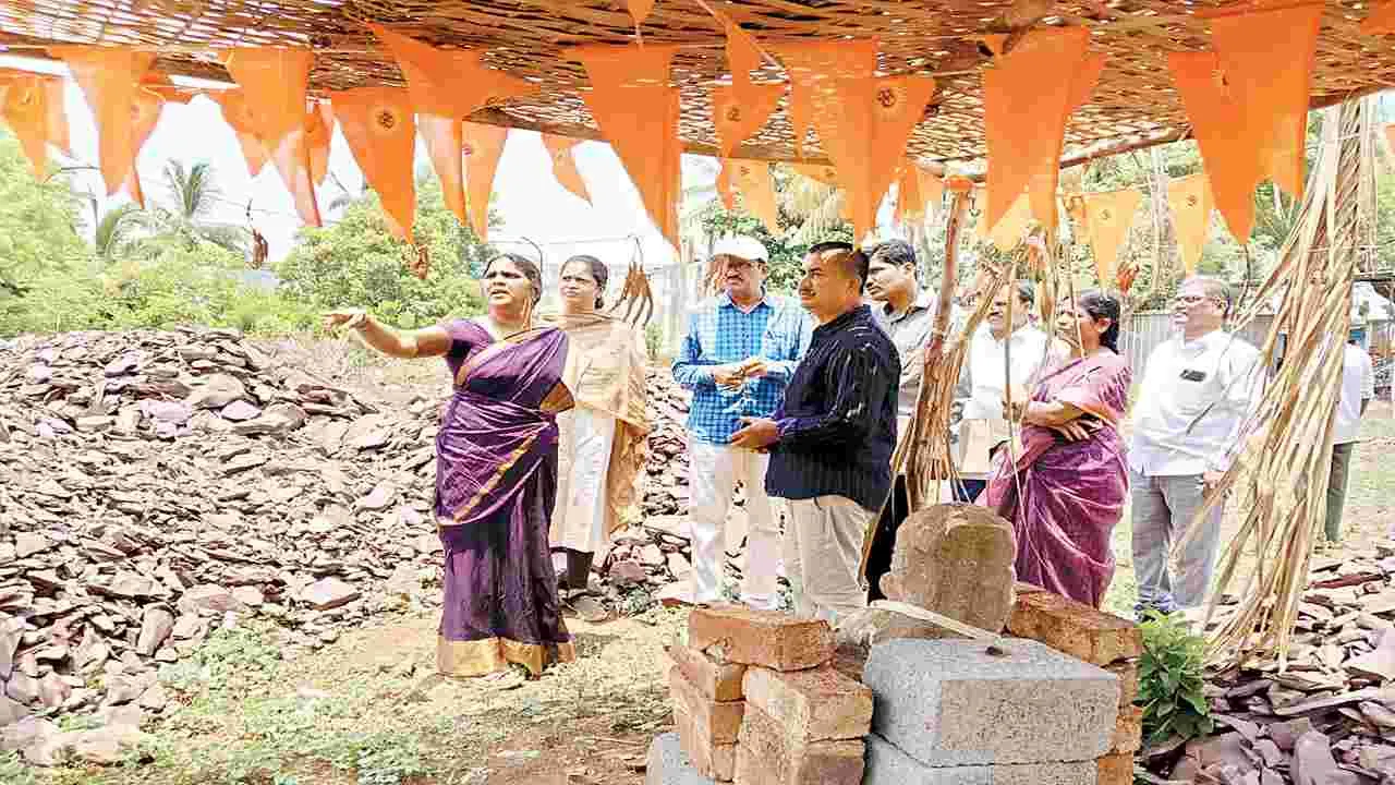 స్థలాలు ఆక్రమించిన వారిపై కేసులు