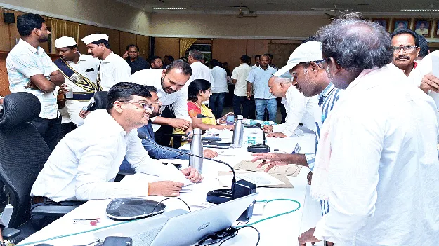 వినతులను పరిష్కరించండి