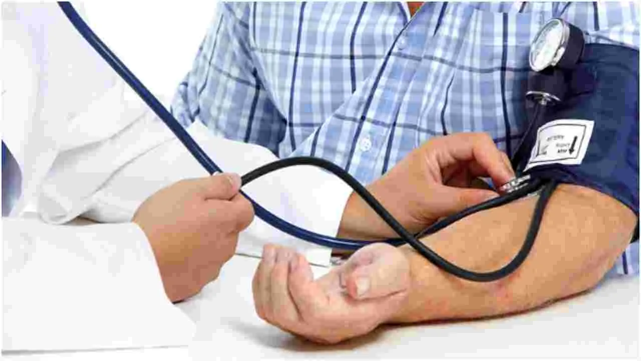 Blood Pressure: ఉప్పు వల్లే కాదు.. ఇవి తిన్నా బీపీ అమాంతం పెరిగిపోతుంది..