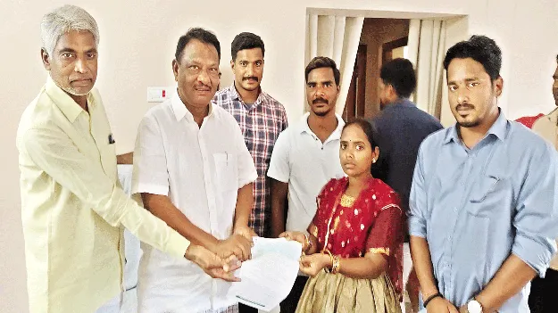 సీఎంఆర్‌ఎఫ్‌ చెక్కుల అందజేత