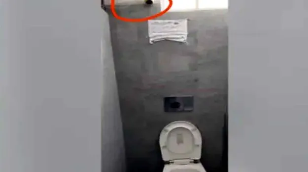 Bathroom Funny Photo: బాత్రూమ్లో సీసీ కెమెరా.. దాని కింద ఏం రాశారో చూస్తే నవ్వు ఆపుకోలేరు..