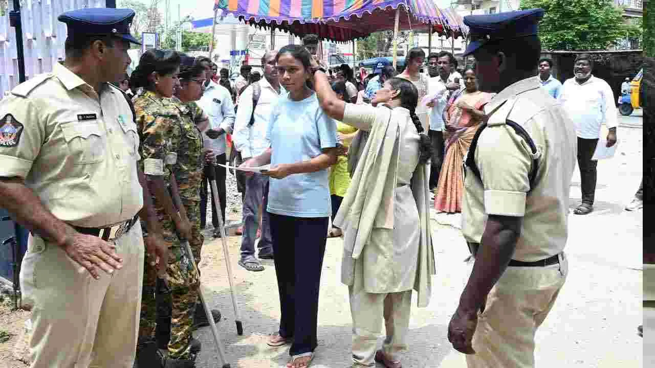 NEET Exam: తెలుగు రాష్ట్రాల్లో ప్రశాంతంగా నీట్.. పరీక్ష కేంద్రాల వద్ద భారీ బందోబస్తు