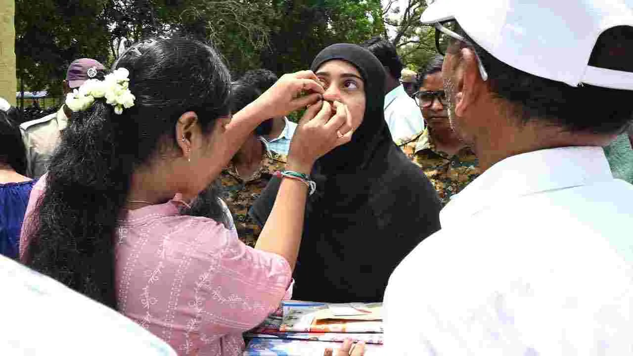 NEET Exam: తెలుగు రాష్ట్రాల్లో ప్రశాంతంగా నీట్.. పరీక్ష కేంద్రాల వద్ద భారీ బందోబస్తు