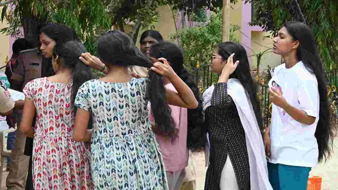 NEET Exam: తెలుగు రాష్ట్రాల్లో ప్రశాంతంగా నీట్.. పరీక్ష కేంద్రాల వద్ద భారీ బందోబస్తు