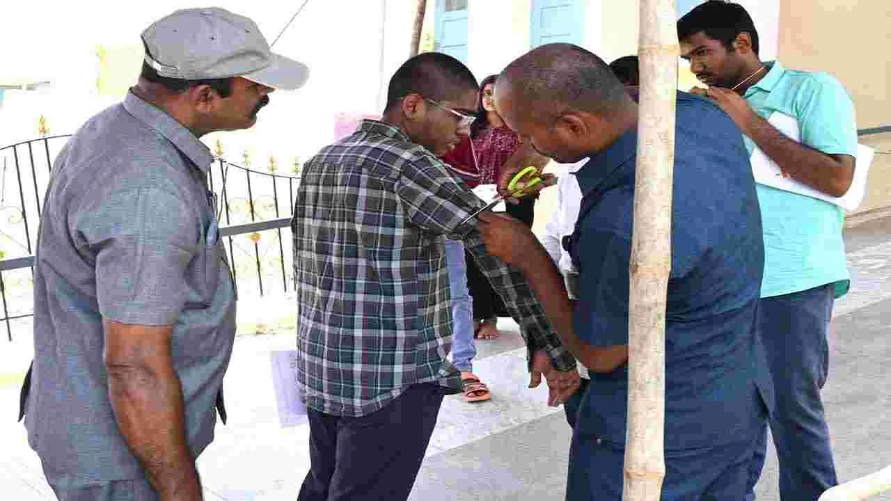 NEET Exam: తెలుగు రాష్ట్రాల్లో ప్రశాంతంగా నీట్.. పరీక్ష కేంద్రాల వద్ద భారీ బందోబస్తు