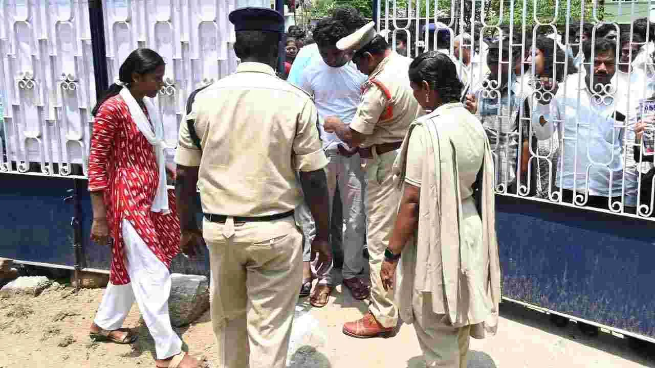 NEET Exam: తెలుగు రాష్ట్రాల్లో ప్రశాంతంగా నీట్.. పరీక్ష కేంద్రాల వద్ద భారీ బందోబస్తు