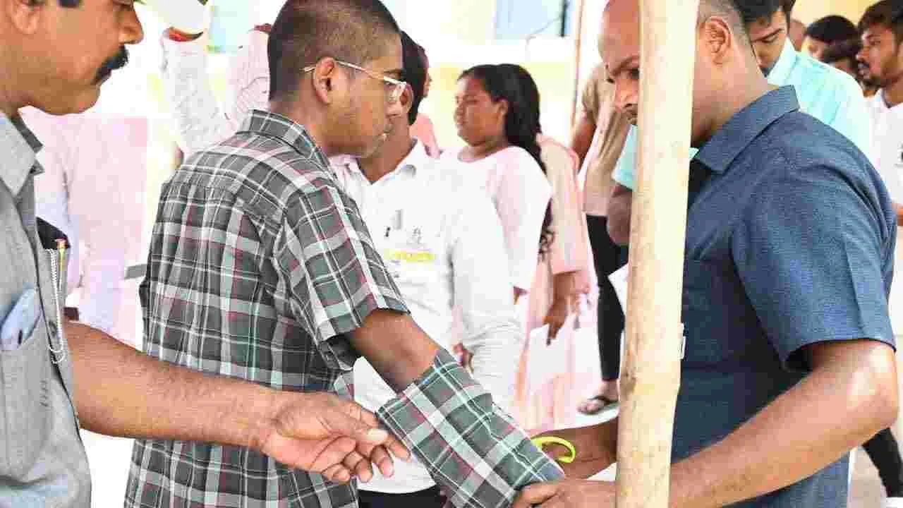 NEET Exam: తెలుగు రాష్ట్రాల్లో ప్రశాంతంగా నీట్.. పరీక్ష కేంద్రాల వద్ద భారీ బందోబస్తు