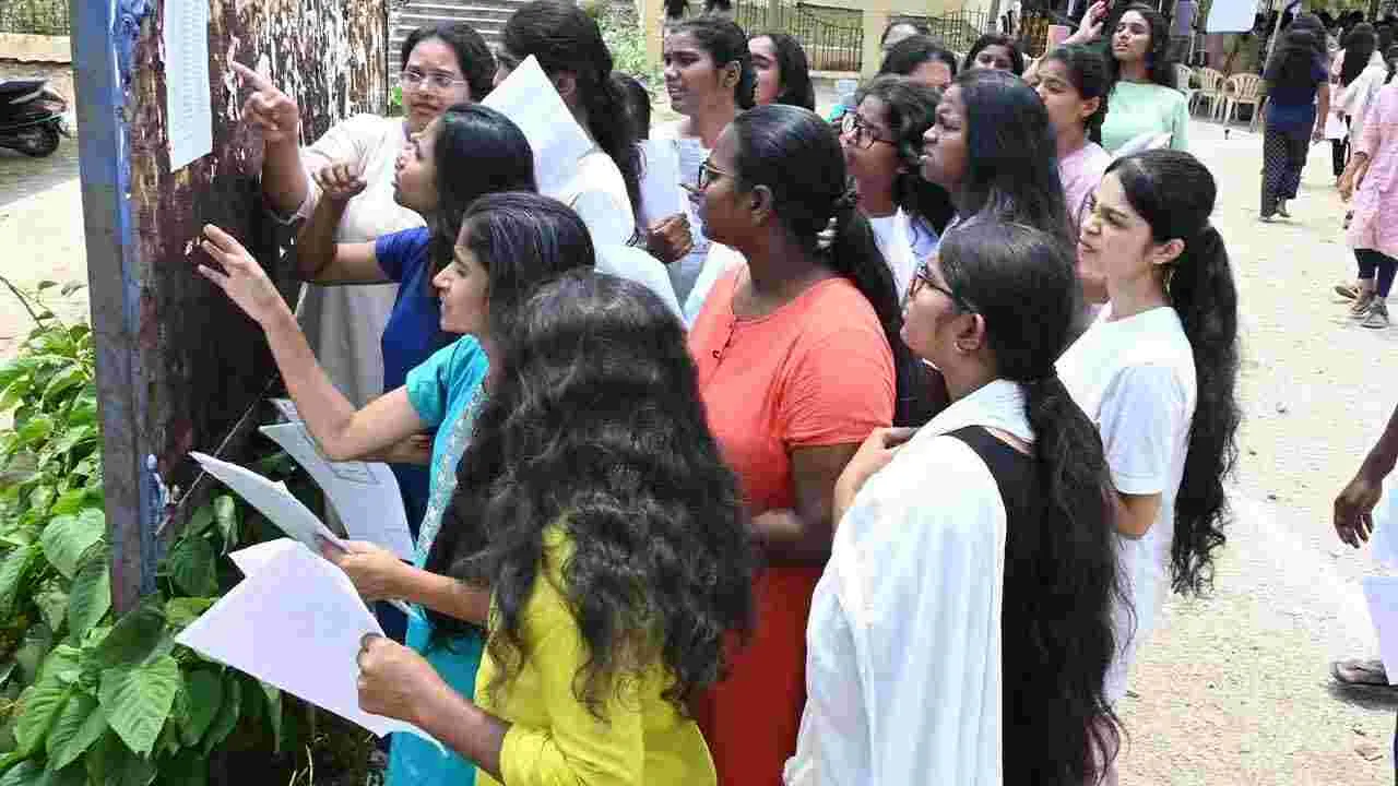 NEET Exam: తెలుగు రాష్ట్రాల్లో ప్రశాంతంగా నీట్.. పరీక్ష కేంద్రాల వద్ద భారీ బందోబస్తు