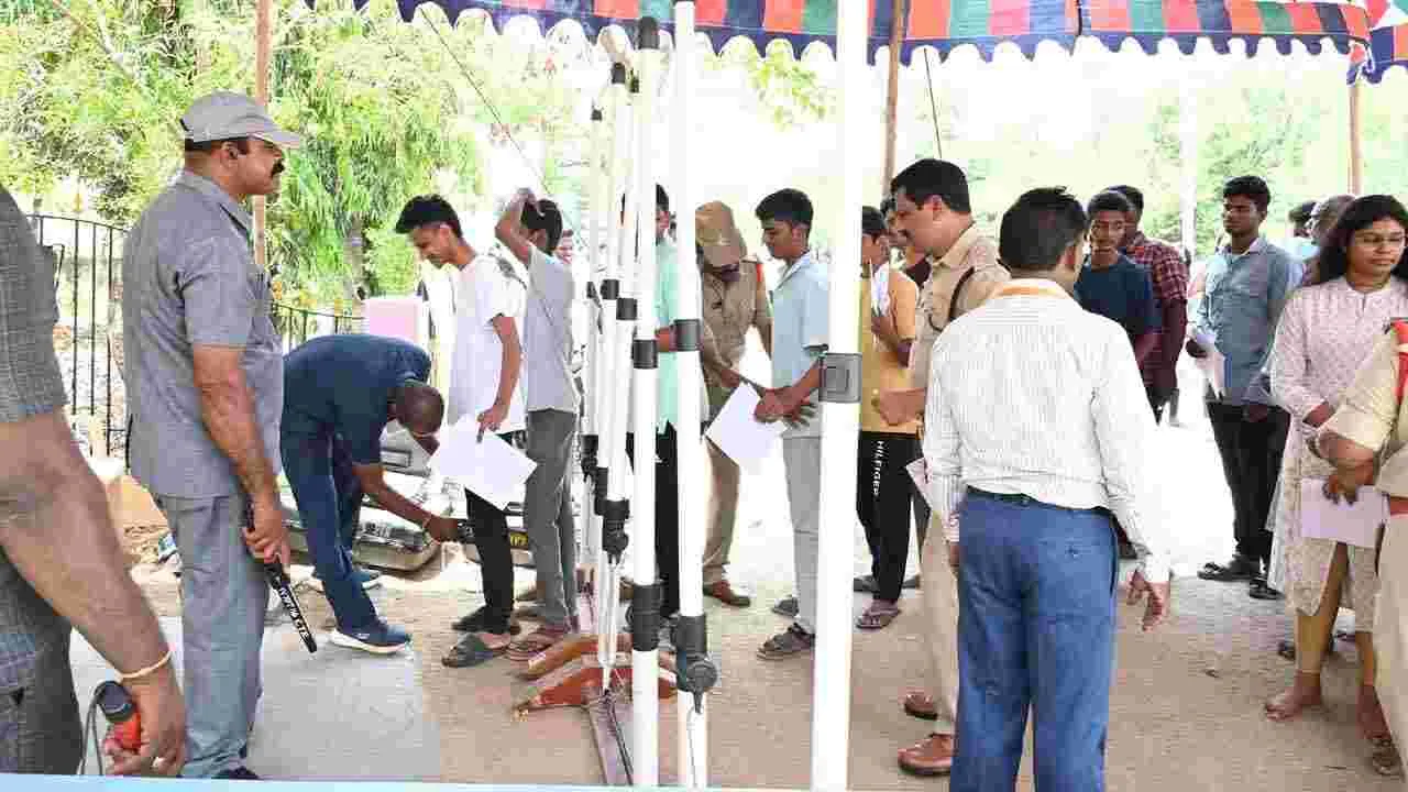 NEET Exam: తెలుగు రాష్ట్రాల్లో ప్రశాంతంగా నీట్.. పరీక్ష కేంద్రాల వద్ద భారీ బందోబస్తు