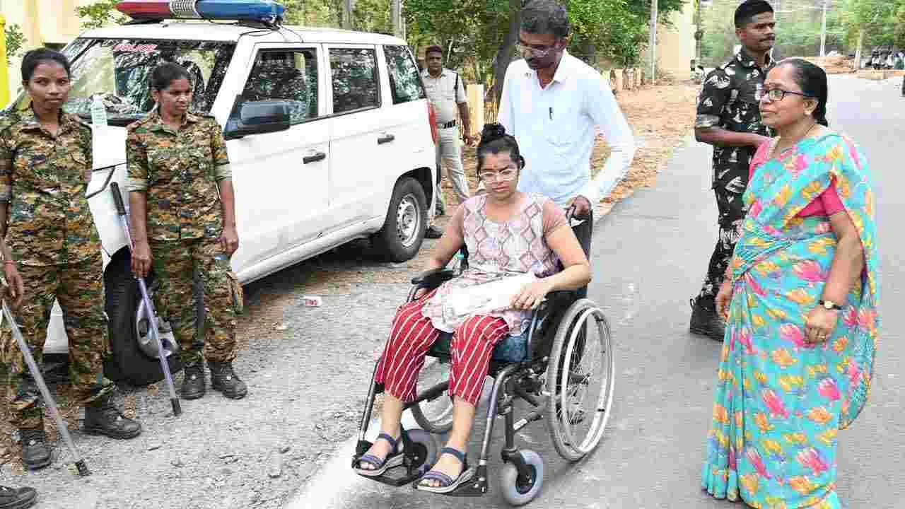 NEET Exam: తెలుగు రాష్ట్రాల్లో ప్రశాంతంగా నీట్.. పరీక్ష కేంద్రాల వద్ద భారీ బందోబస్తు