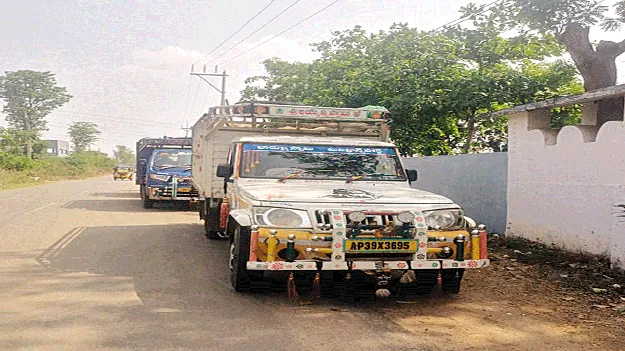 ఆవులు తరలిస్తున్న వాహనాలు సీజ్‌
