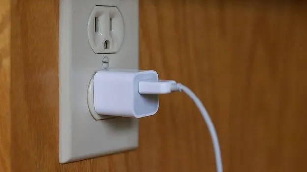 Technology Tips: మొబైల్ ఛార్జ్ చేసిన తర్వాత ఈ తప్పు అస్సలు చేయకండి..