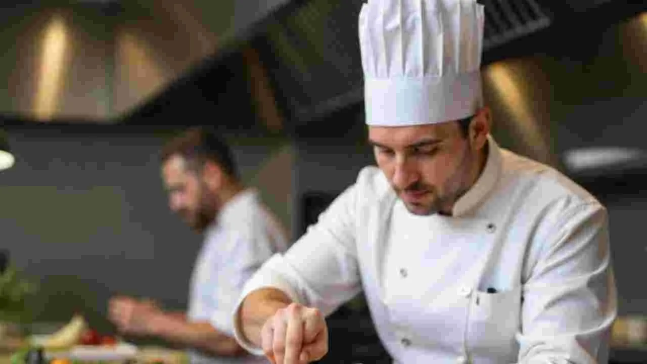Chef: స్టార్ హోటళ్లలో చెఫ్‌లు పొడవైన టోపీని ఎందుకు ధరిస్తారో తెలుసా.. 