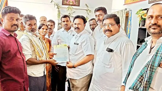 సీఎంఆర్‌ఎఫ్‌ చెక్కుల పంపిణీ