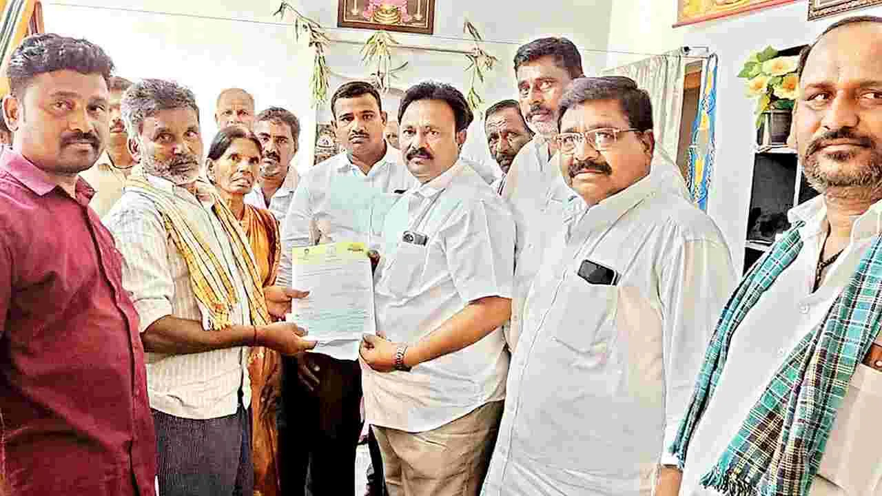 సీఎంఆర్‌ఎఫ్‌ చెక్కుల పంపిణీ