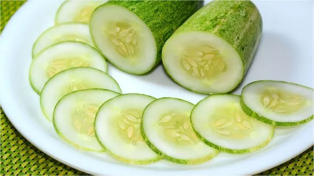 Cucumber: దోసకాయను ఎలా తినాలి.. తొక్క తీసిన తర్వాత తినాలా లేక తొక్క తీయకుండా తినాలా..