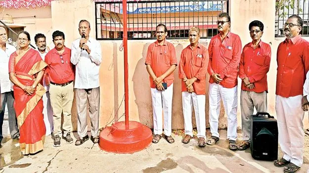 రెపరెపలాడిన కార్మిక పతాకం