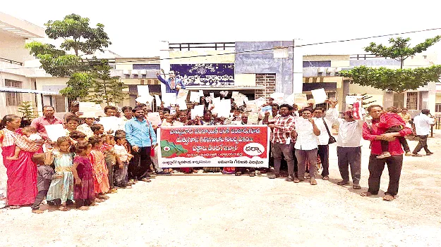 గ్రామాల్లోని సమస్యలను పరిష్కరించాలి