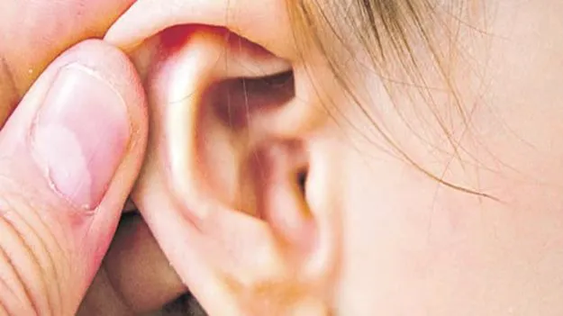 Ear Cleaning Tips: చెవిలో గులిమి.. ఈ 5 ఇంటి నివారణలతో శుభ్రం చేసుకోండి..