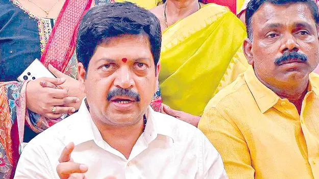 Kollu Ravindra: మేం చిటికేస్తే రోడ్డుపై తిరగలేరు