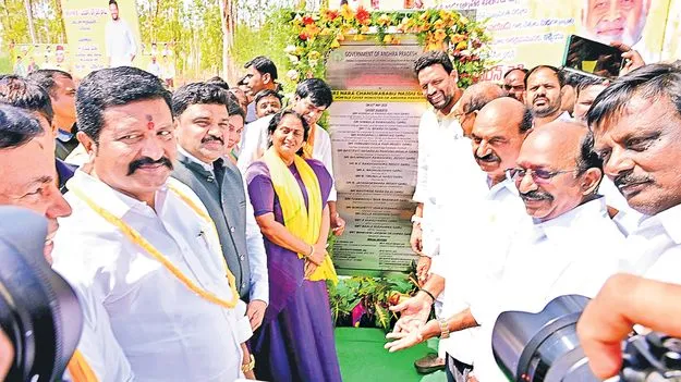 Minister Savitha: వైసీపీ హయాంలో నేతన్న నేస్తంలో సగభాగం ఆ పార్టీ గూండాలకే 