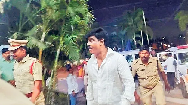 Madhav Police Clash: పోలీసులపై గోరంట్ల మాధవ్ దౌర్జన్యం
