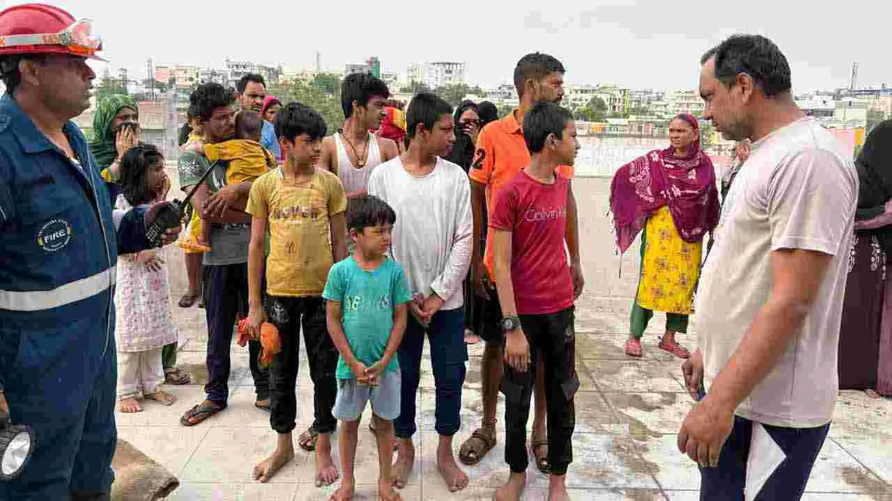 మూడంతస్థుల భవనంలో భారీ అగ్నిప్రమాదం
