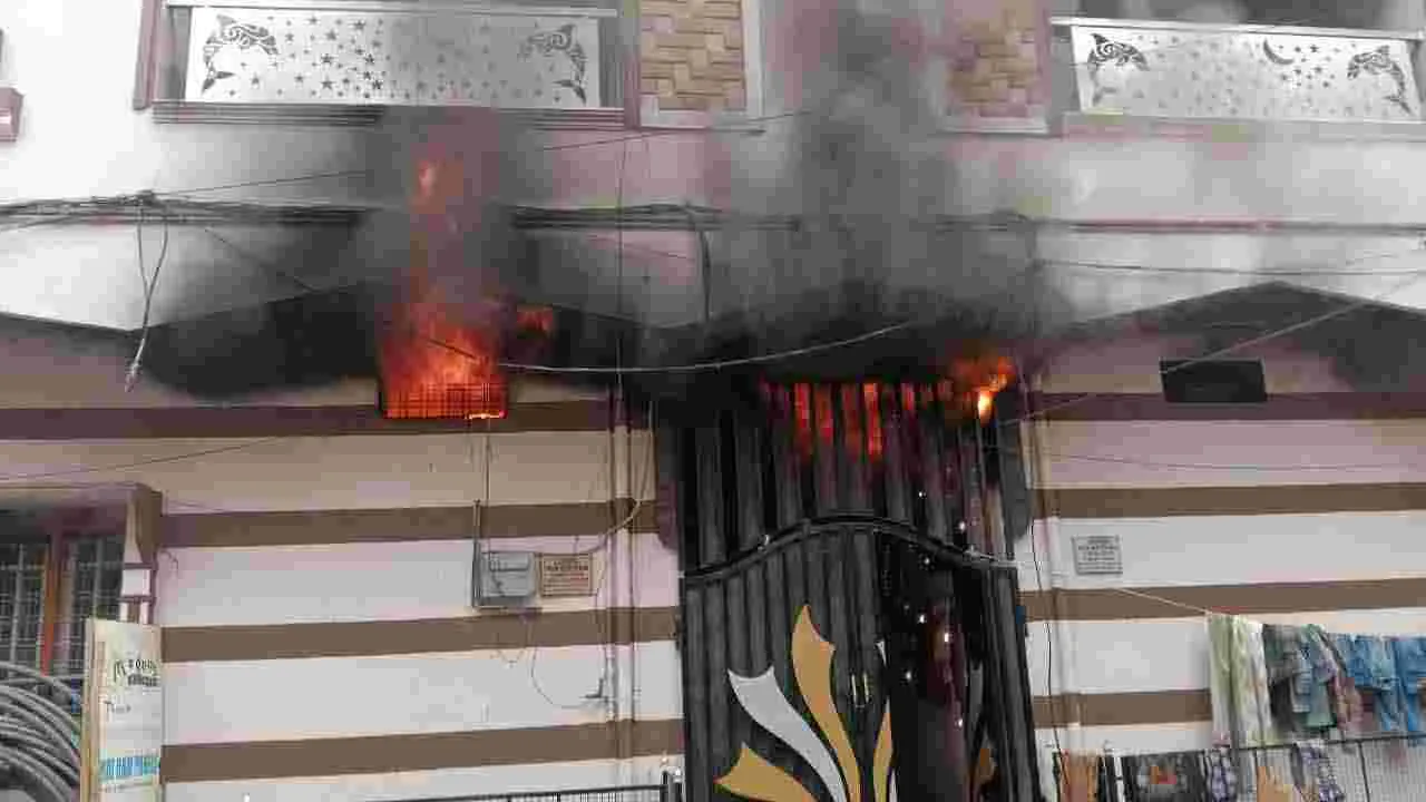 మూడంతస్థుల భవనంలో భారీ అగ్నిప్రమాదం