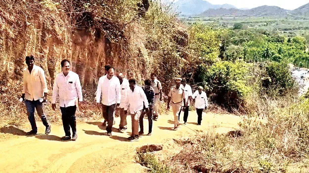 కొండ ఎక్కి.. ఆటోలో వెళ్లి