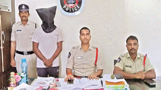 9.2 కిలోల గంజాయి స్వాధీనం 