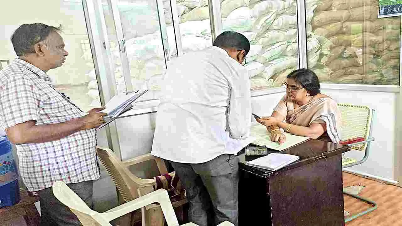 మార్కెట్‌ యార్డు గోడౌన్ల తనిఖీ