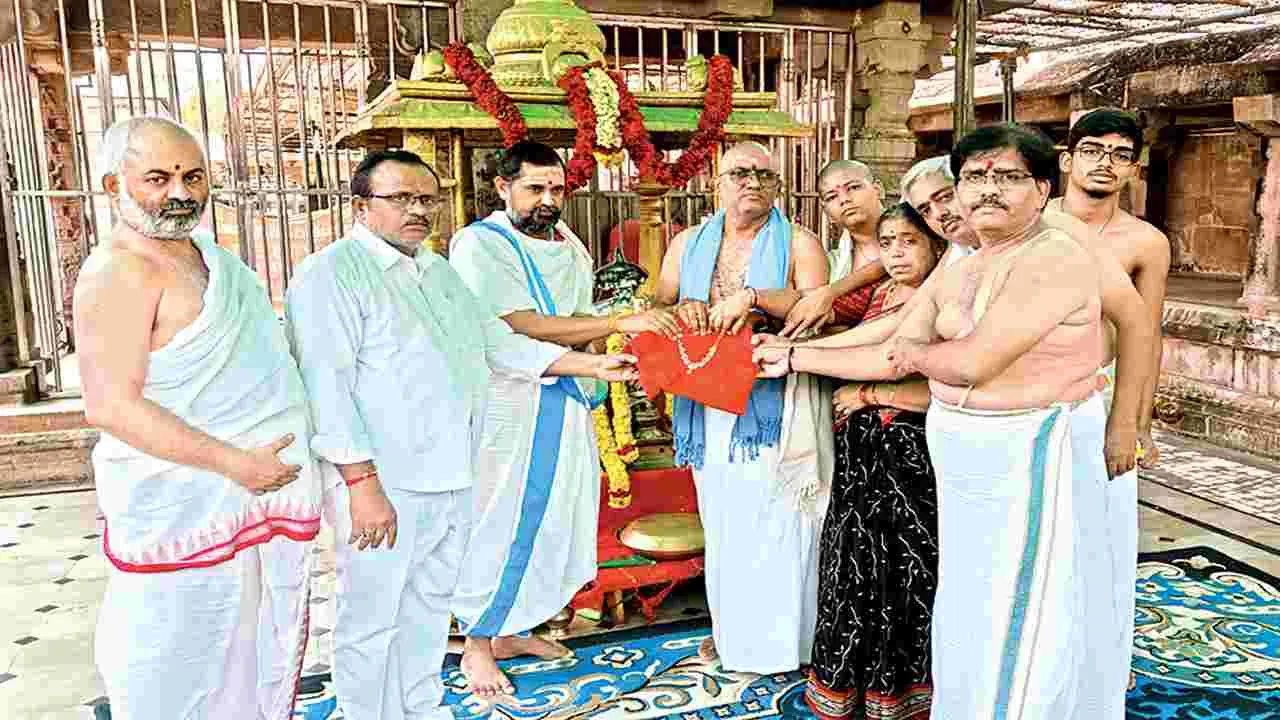 కామేశ్వరీదేవికి బంగారు హారం సమర్పణ      