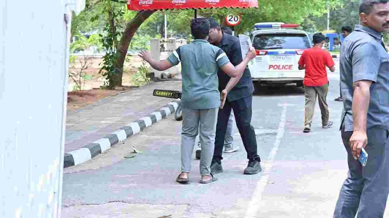 NEET Exam: తెలుగు రాష్ట్రాల్లో ప్రశాంతంగా నీట్.. పరీక్ష కేంద్రాల వద్ద భారీ బందోబస్తు